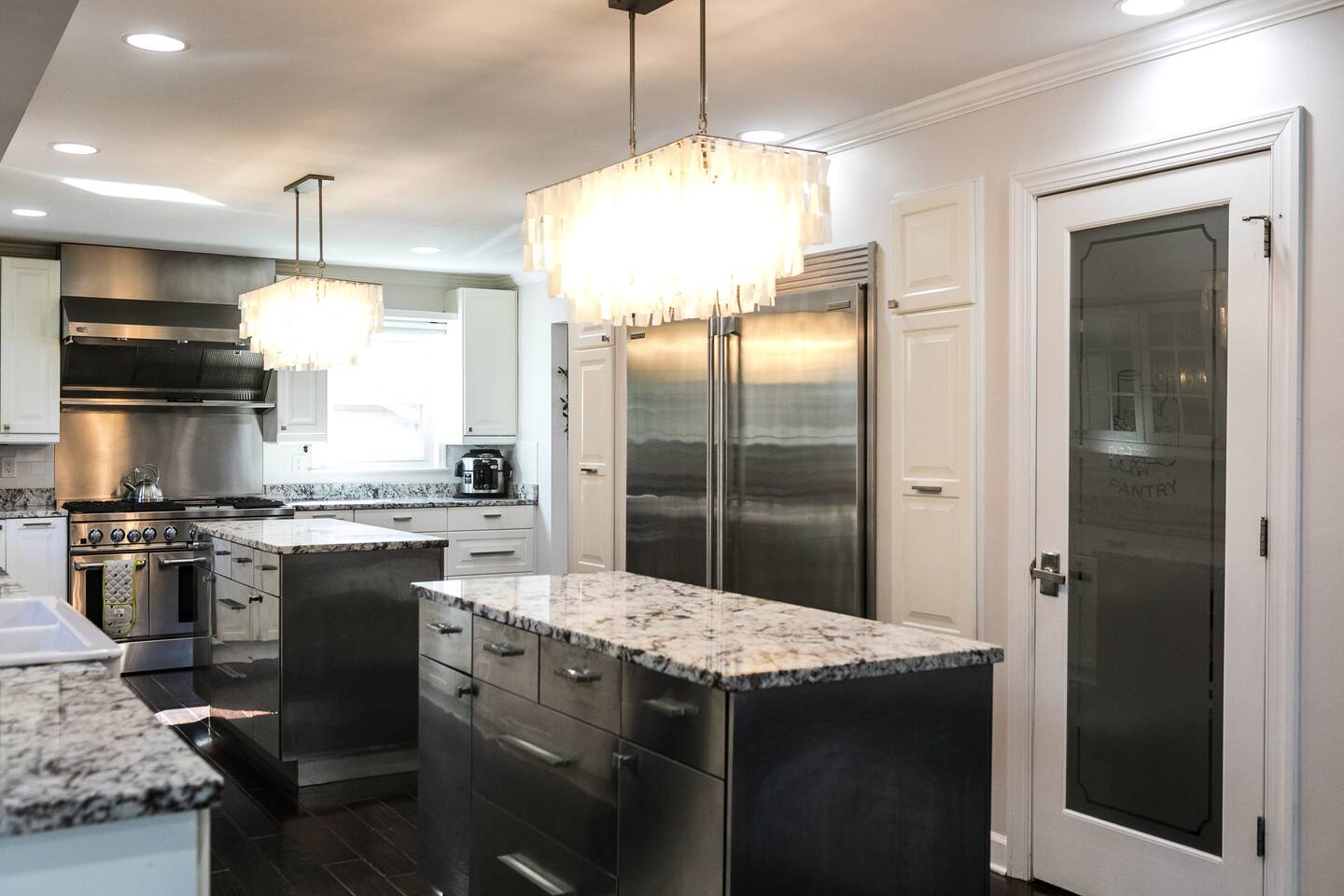 Cozy Home with POOL plus CHEFS kitchen in Prime Area