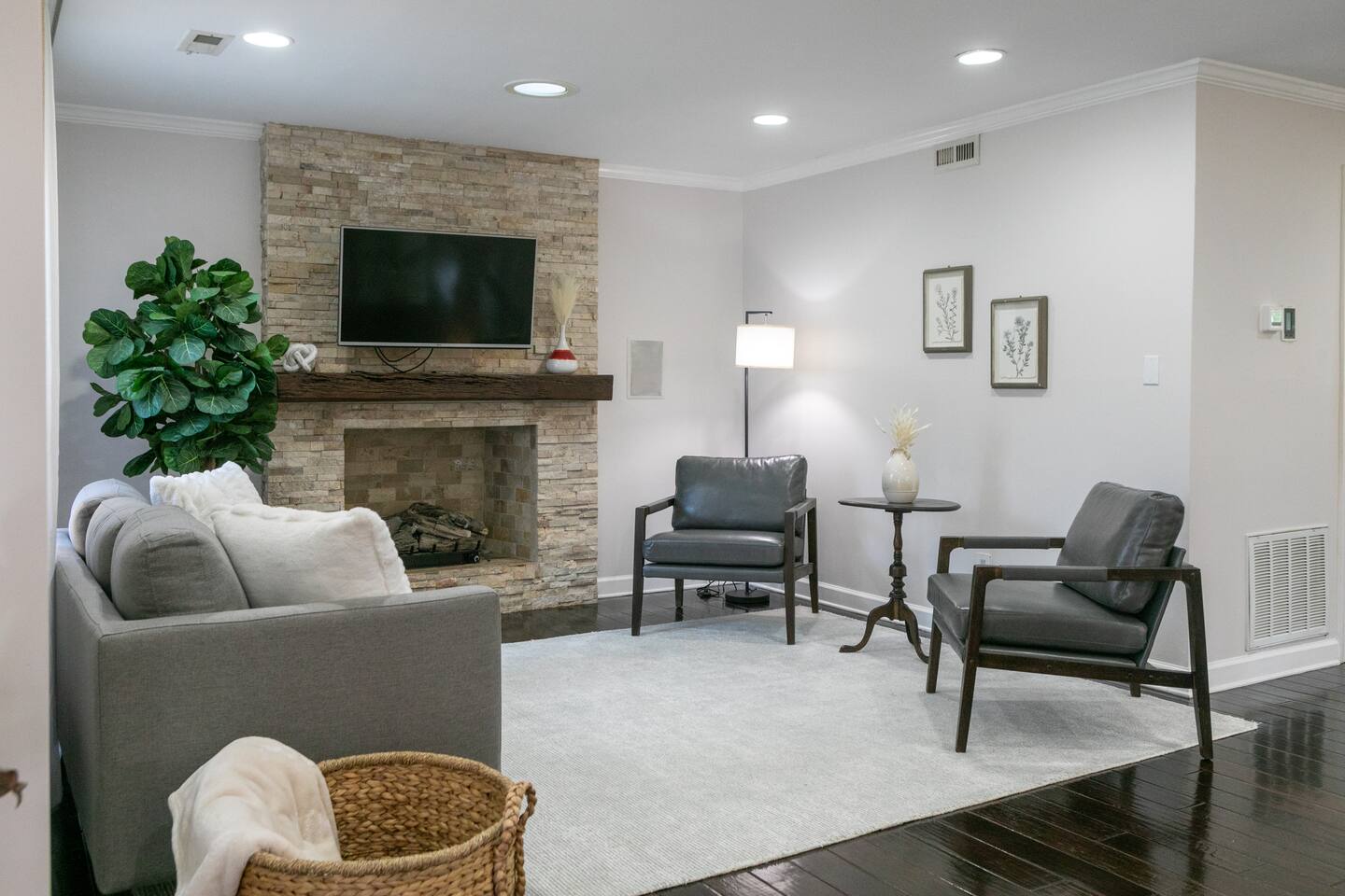 Cozy Home with POOL plus CHEFS kitchen in Prime Area