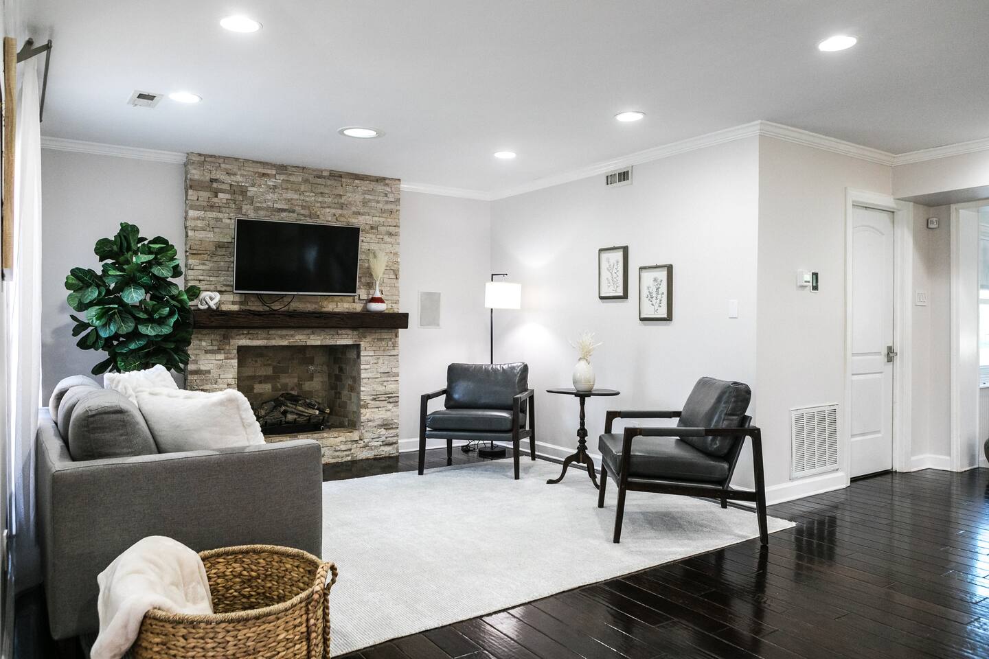 Cozy Home with POOL plus CHEFS kitchen in Prime Area