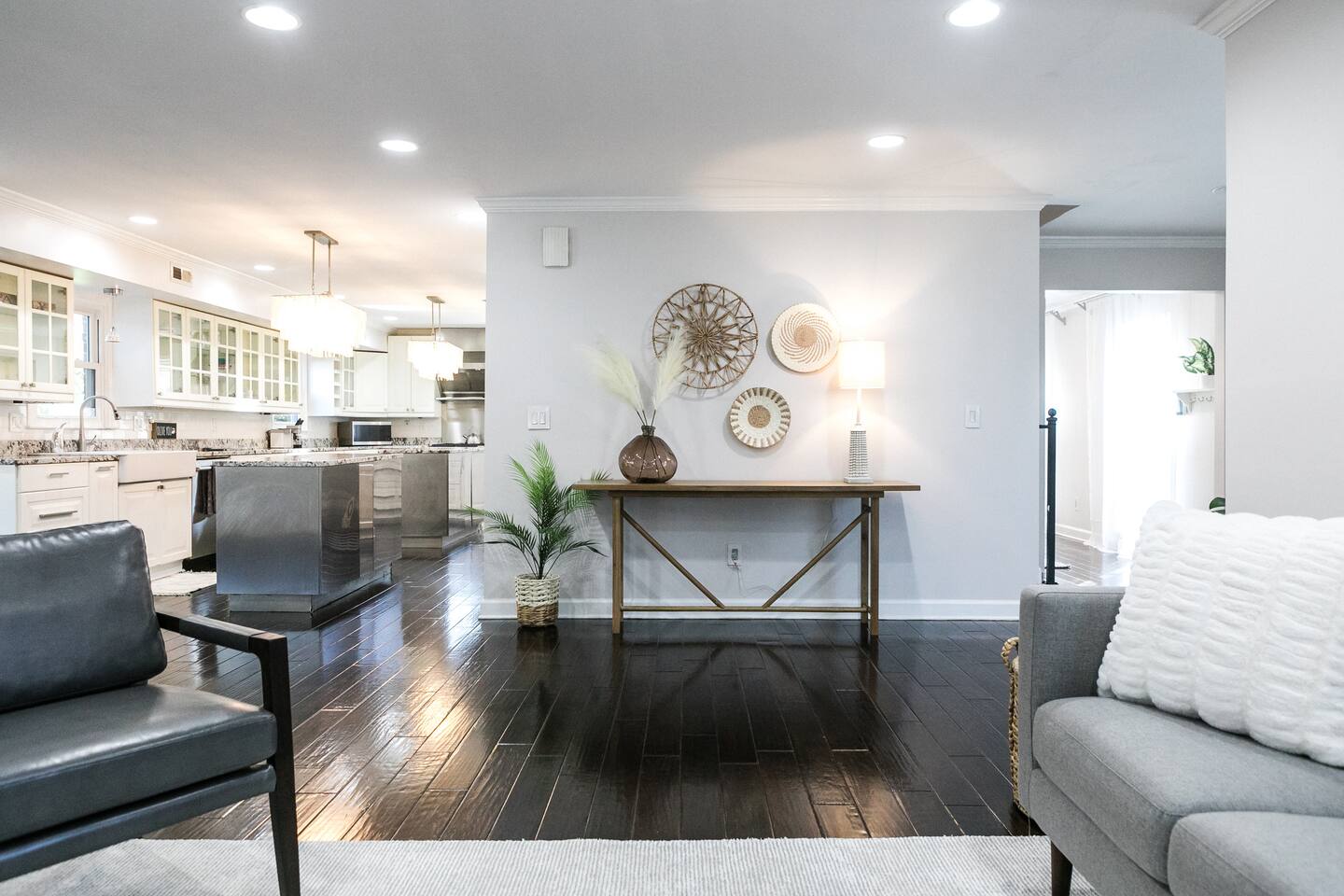 Cozy Home with POOL plus CHEFS kitchen in Prime Area