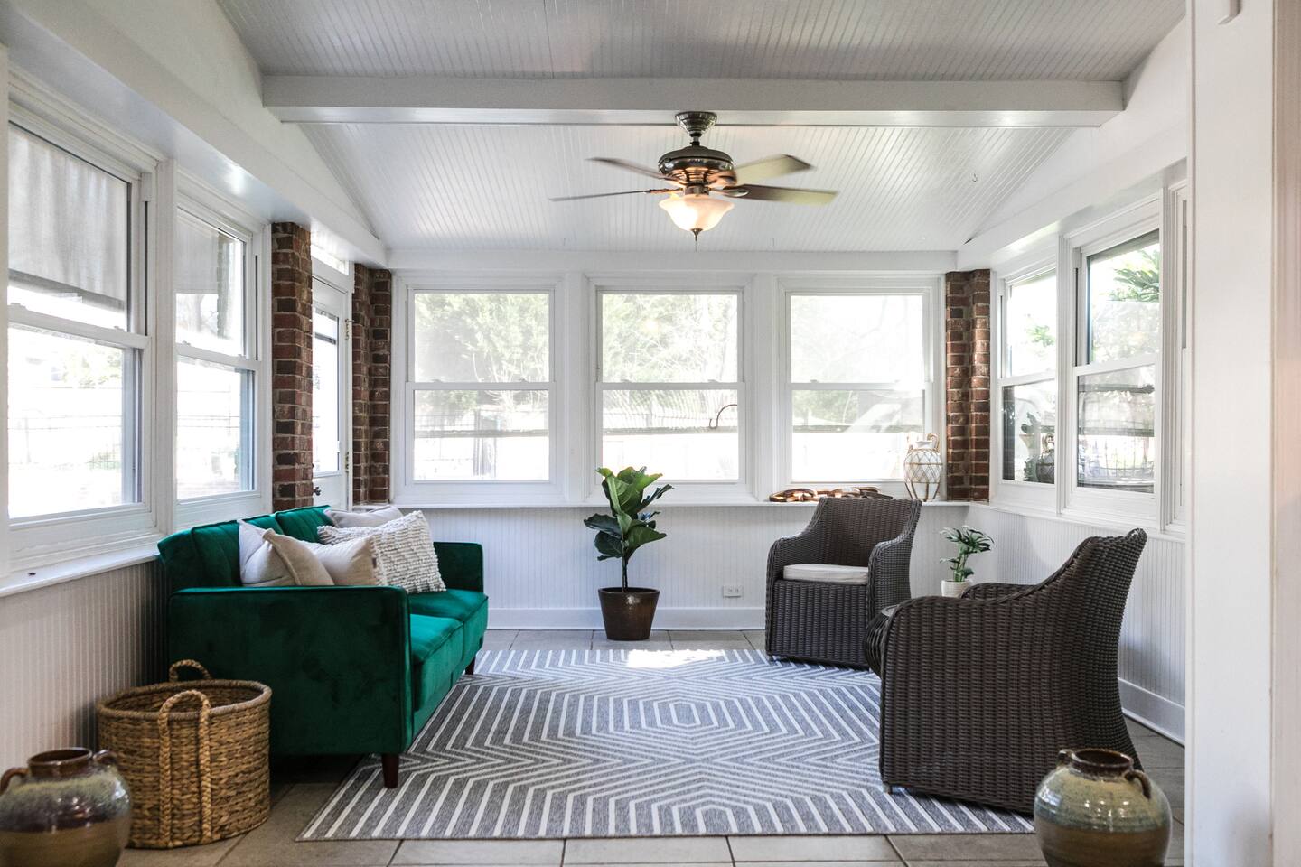 Cozy Home with POOL plus CHEFS kitchen in Prime Area