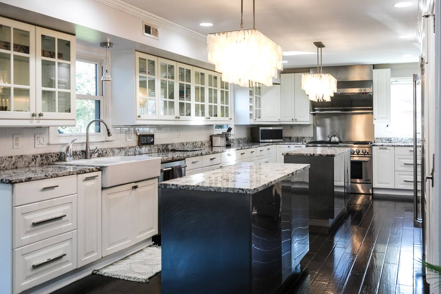 Cozy Home with POOL plus CHEFS kitchen in Prime Area