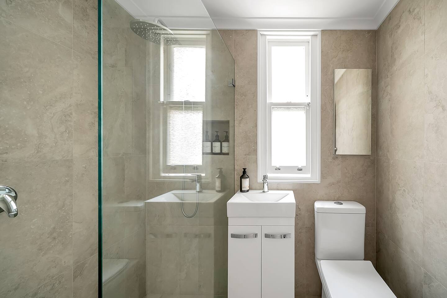 Renovated Harbourfront Home Views of Harbour/Pool