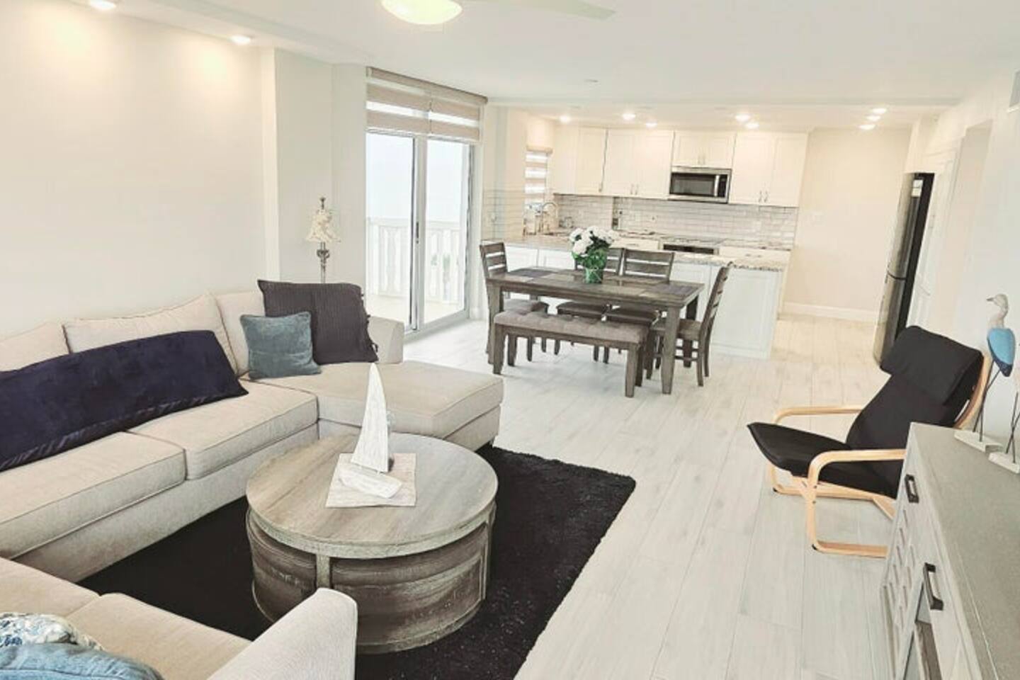 Stylish beach condo 2 bed 2 bath panoramic balcony