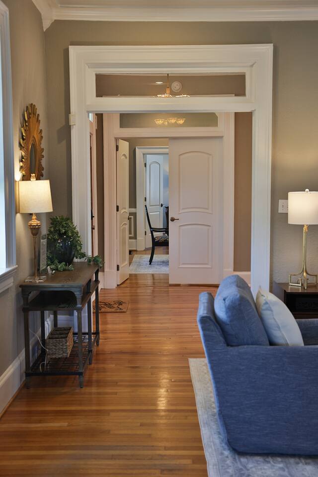 The Grand Colonial Manor on East 11th (3 Kings)