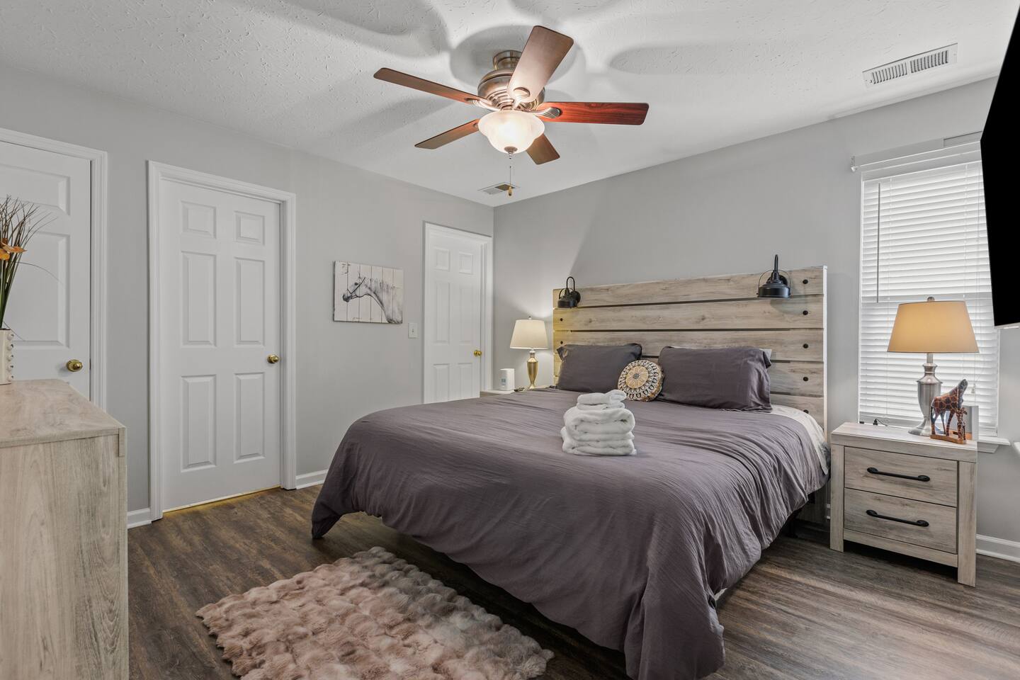 7 Miles to Horse Park/ King Size