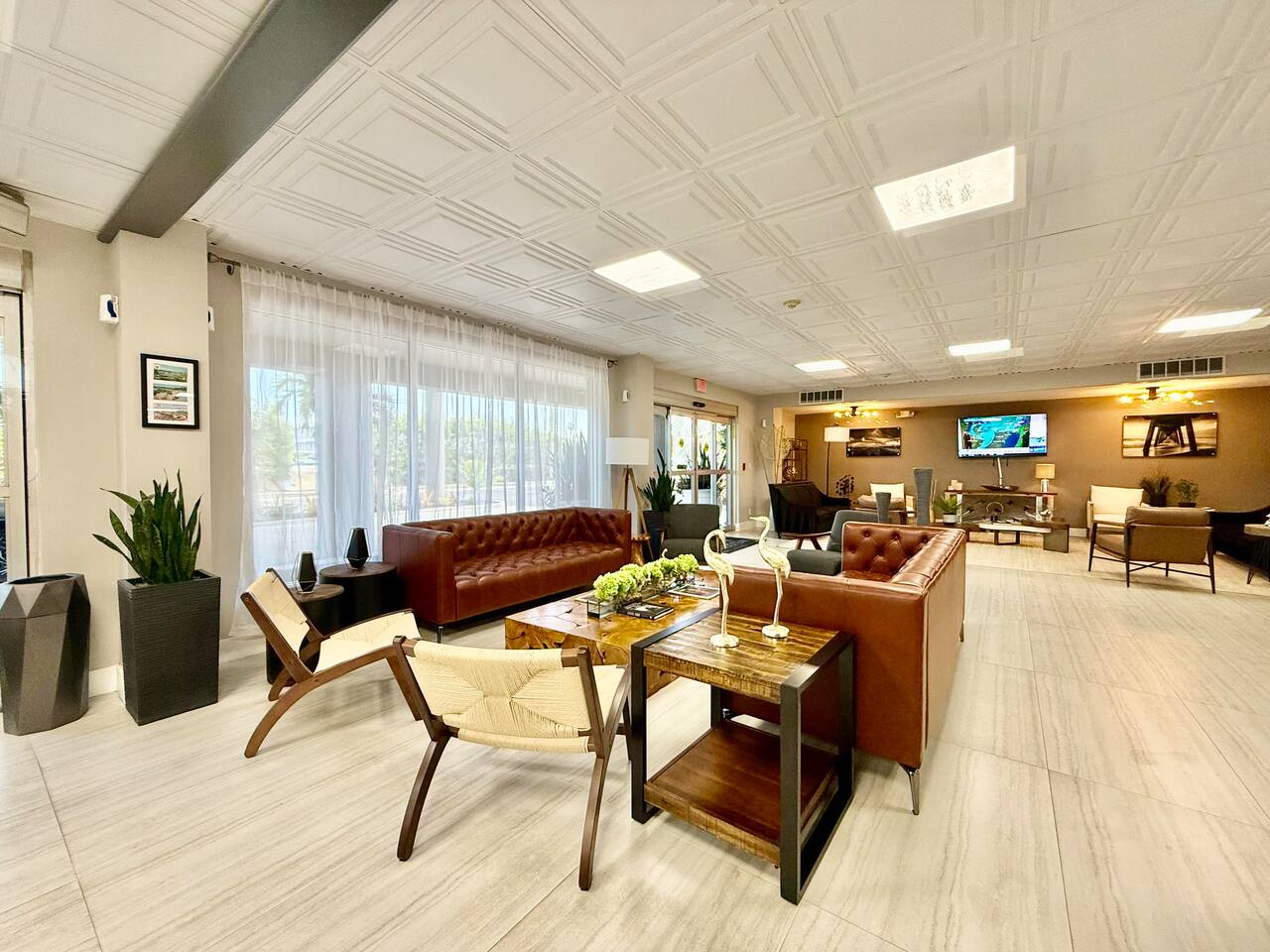 !WATER FRONT HOTEL-POOL/GYM/BOAT RENTALS/WI-FI/RESTAURANT!