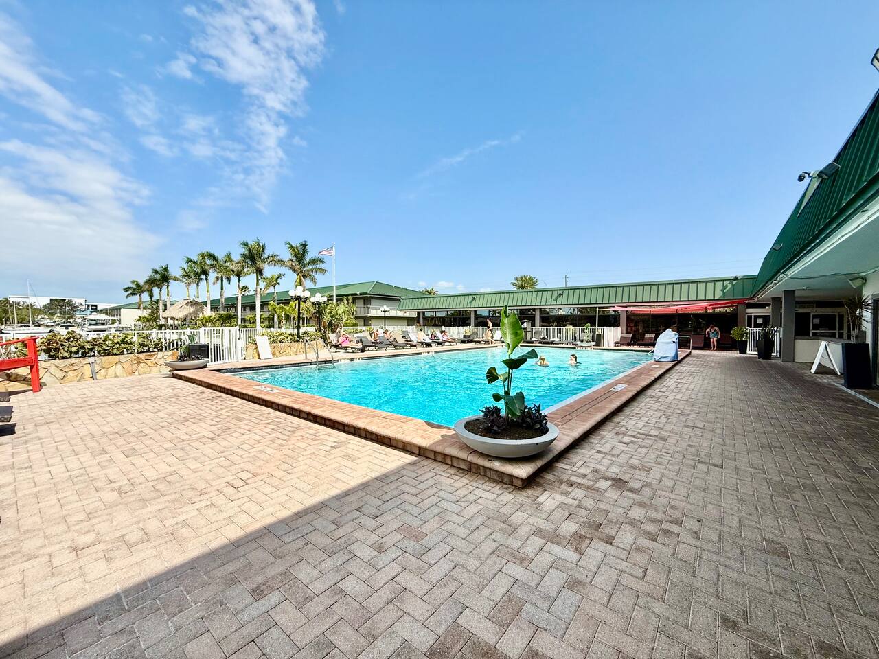 !WATER FRONT HOTEL-POOL/GYM/BOAT RENTALS/WI-FI/RESTAURANT!
