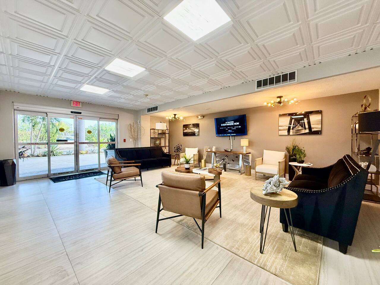 !WATER FRONT HOTEL-POOL/GYM/BOAT RENTALS/WI-FI/RESTAURANT!