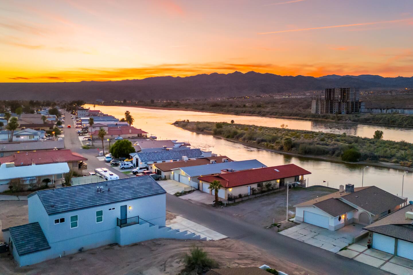 New-build | 2bd | 2ba | Sleeps 10 | Water Views