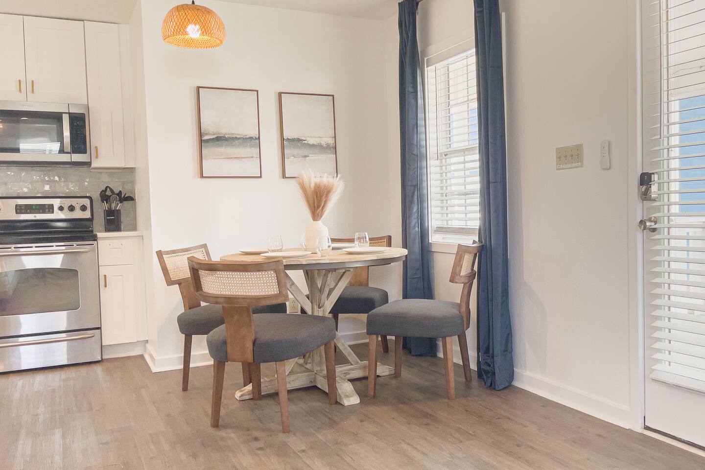 2 Mi to Beach | Light & Bright King Bed | Pets OK