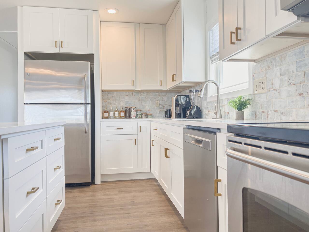 2 Mi to Beach | Light & Bright King Bed | Pets OK