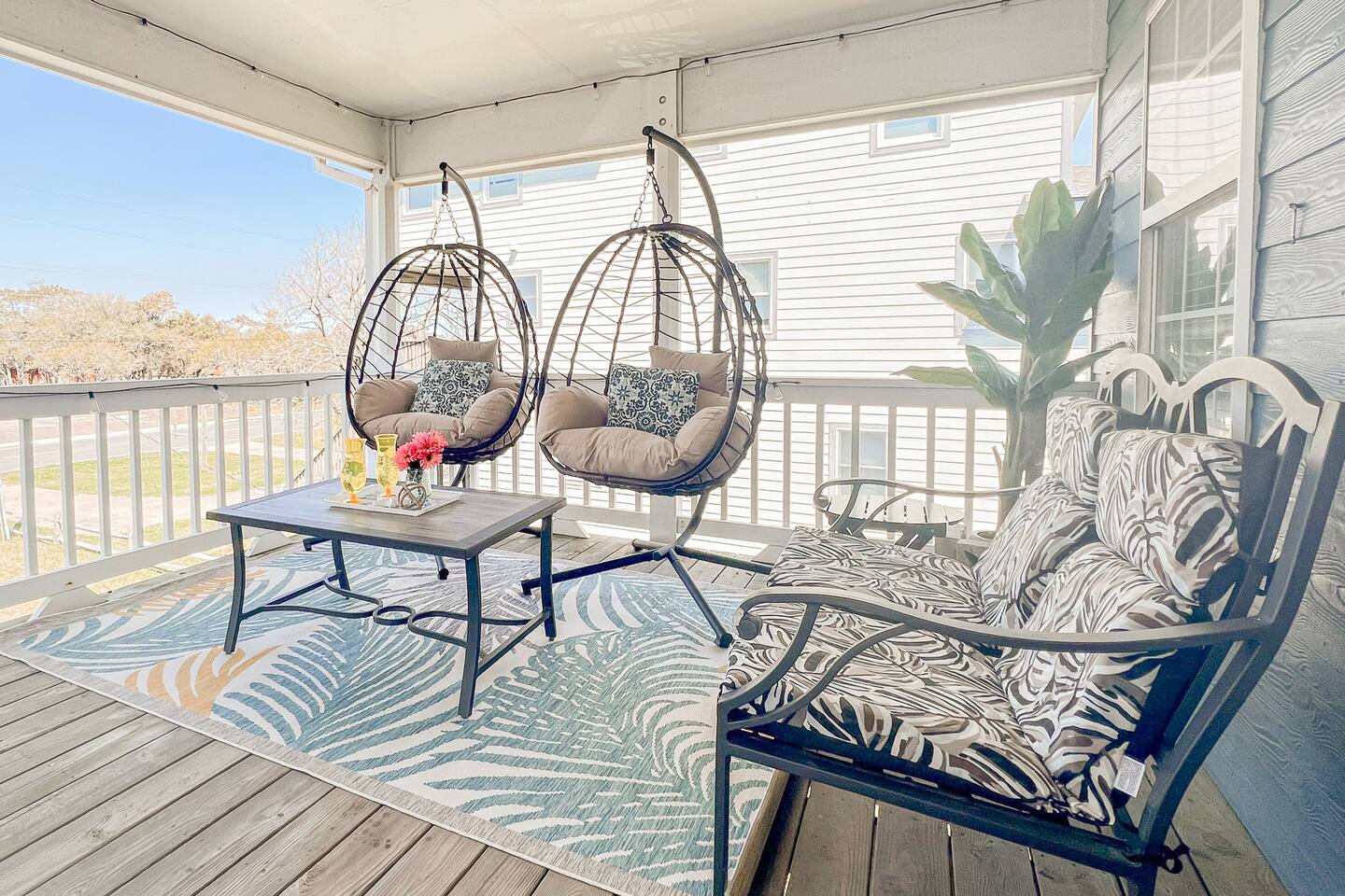 2 Mi to Beach | Light & Bright King Bed | Pets OK