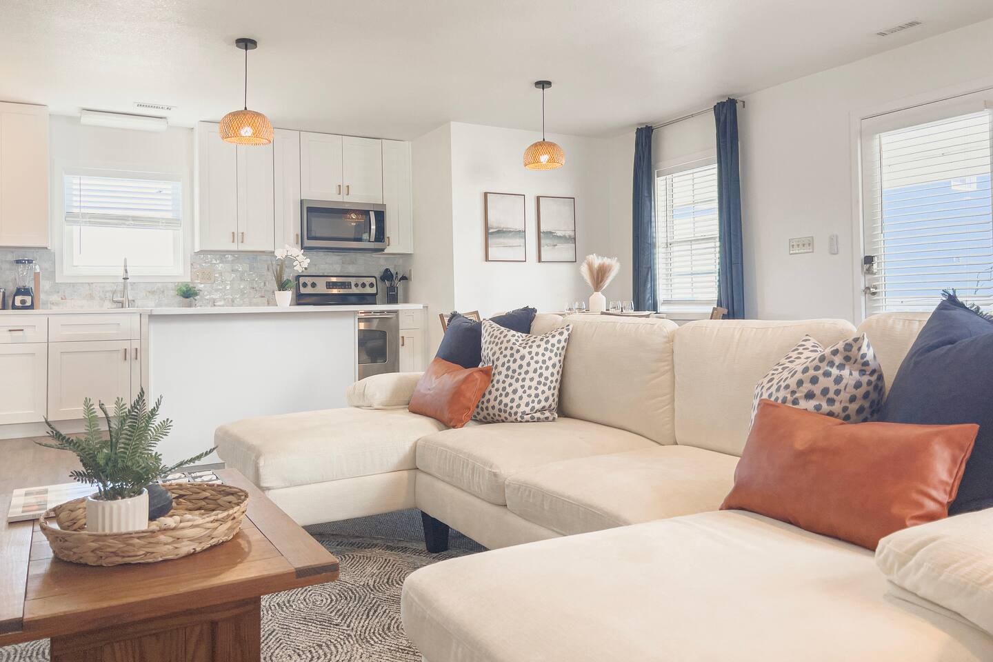 2 Mi to Beach | Light & Bright King Bed | Pets OK