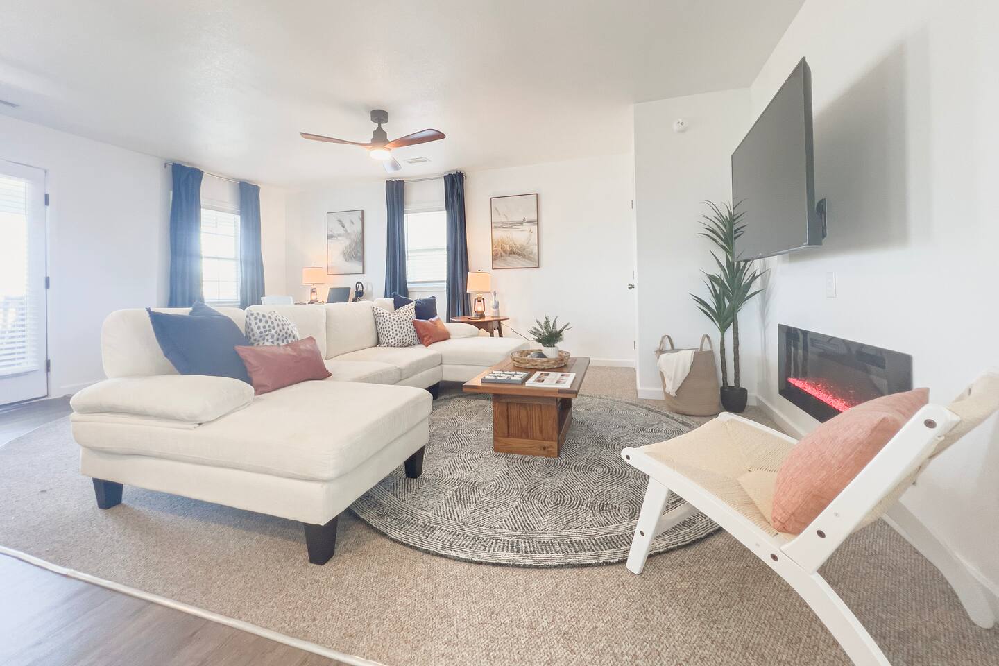 2 Mi to Beach | Light & Bright King Bed | Pets OK