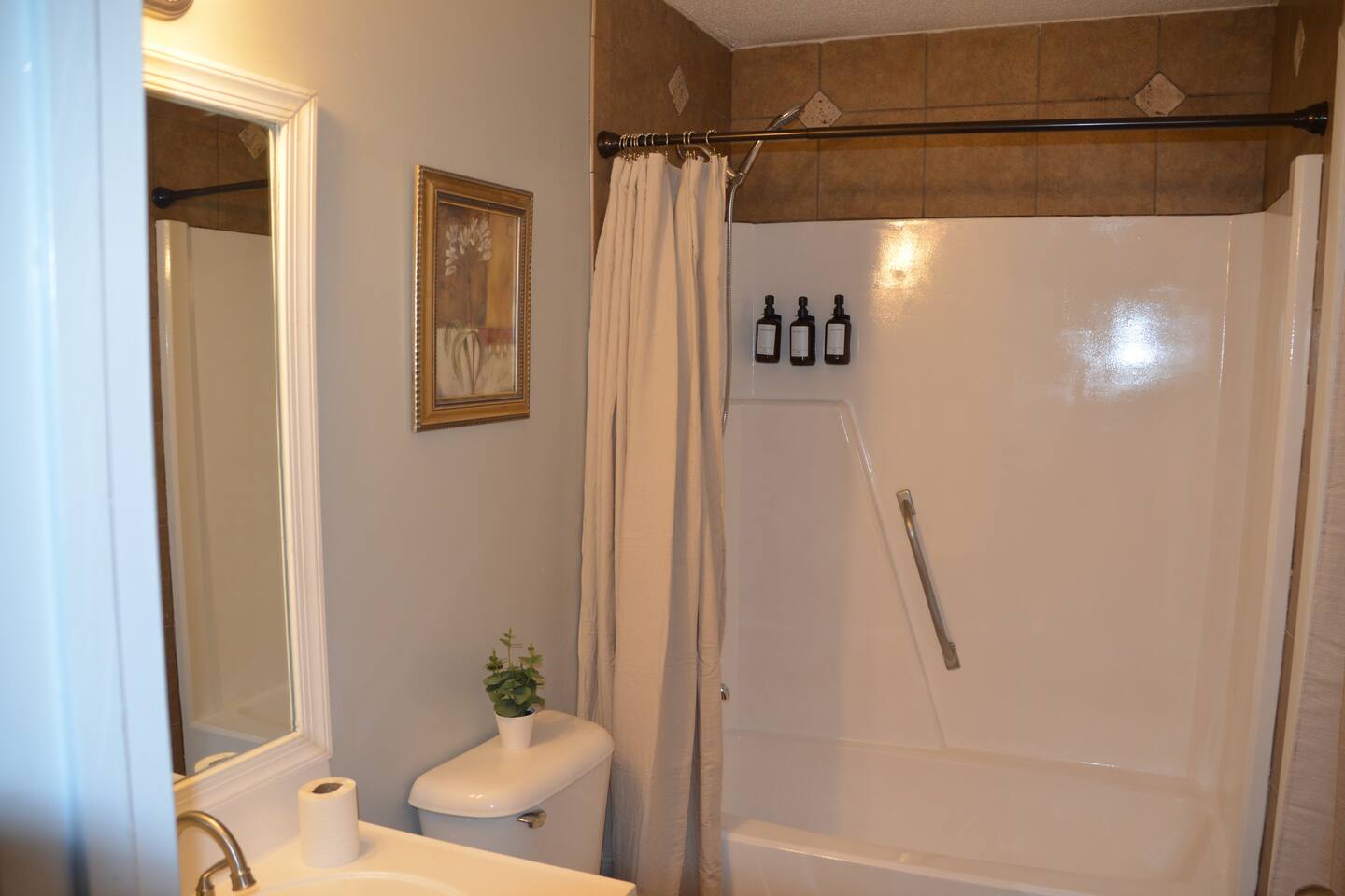 Blissful Bungalow- Near Ft. Novosel and shopping