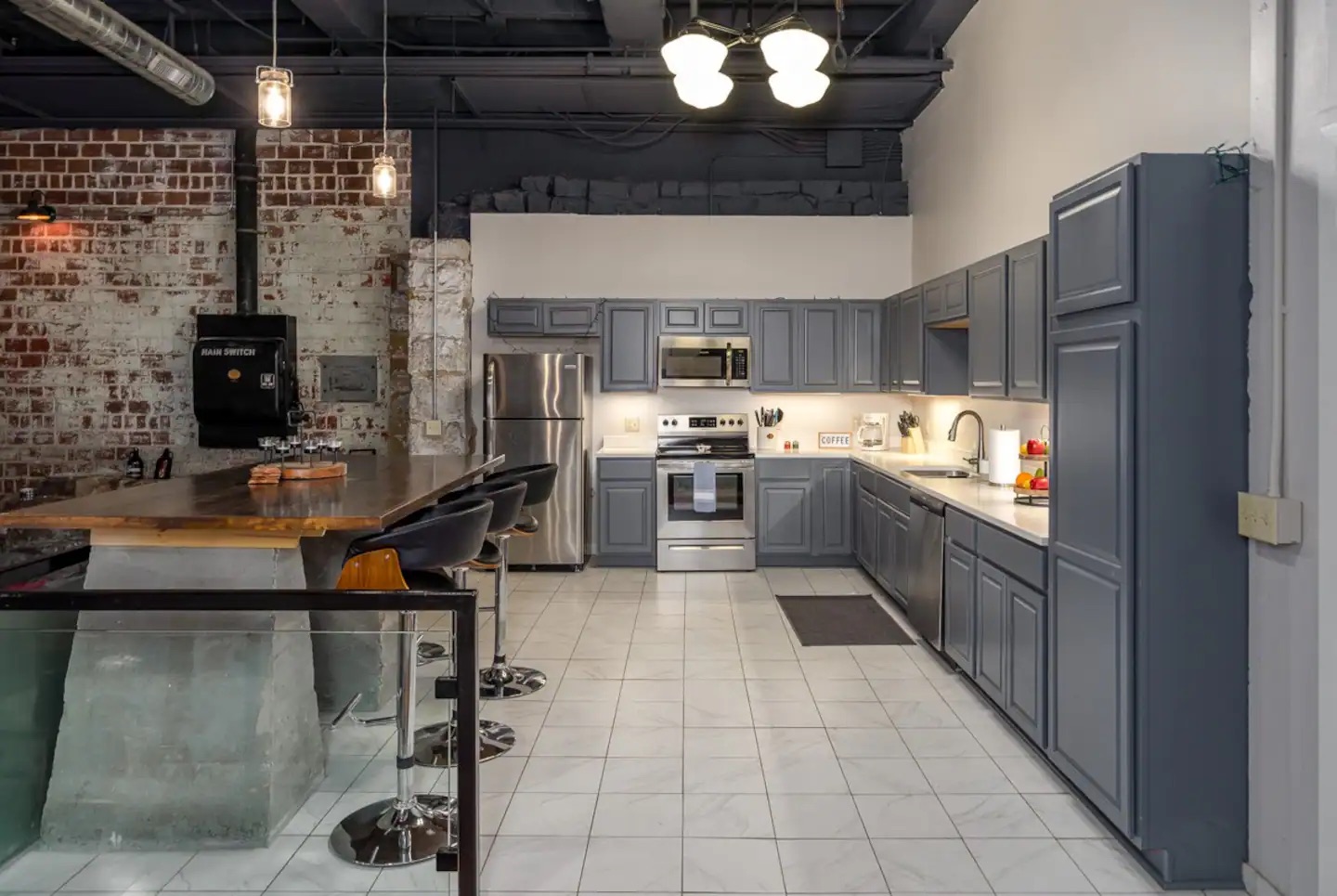 ·Old School Apartment Living — Newark — vacation rental