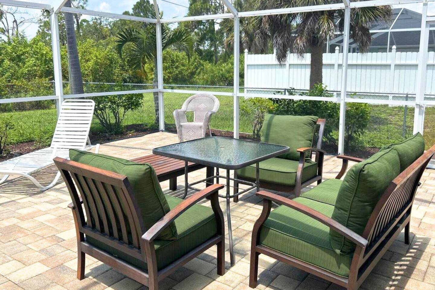 !HUGE POOL/LANAI-BBQ-WASHER/DRYER-NEAR RIVER/BEACH/GOLF/PARKS/SHOPS/RESTAURANTS!