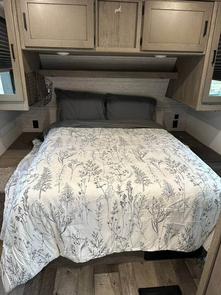 Glamping W/Hotub, pool, & lake