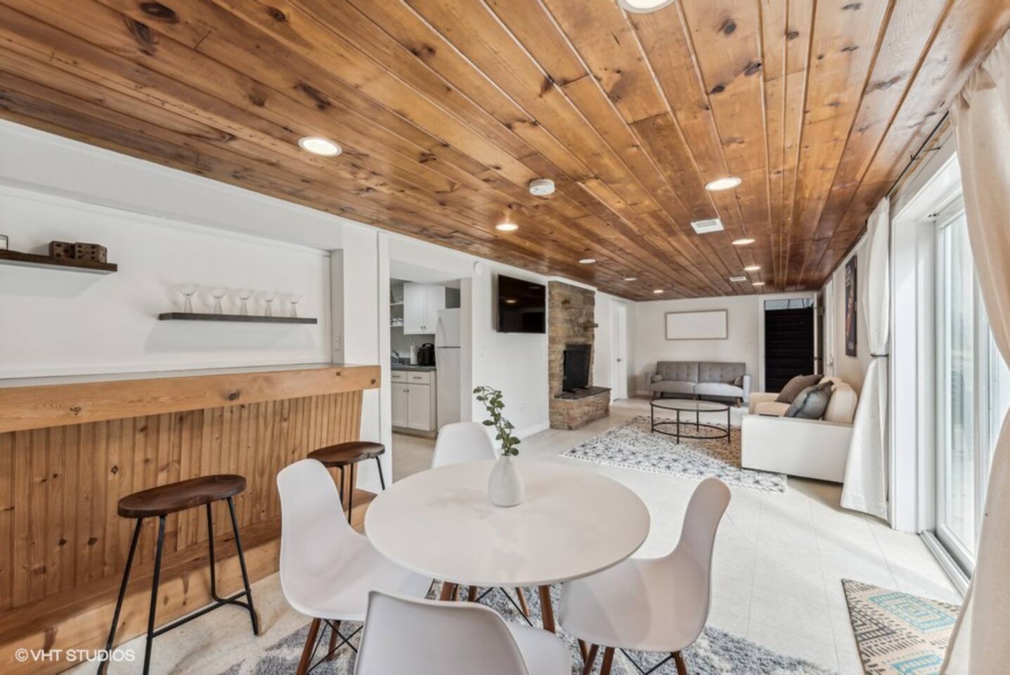 Blocks to Town, Game Room, Firepit, Huge Backyard