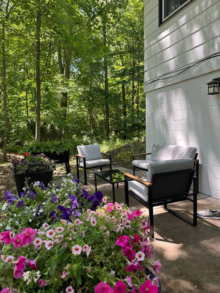 Blocks to Town, Game Room, Firepit, Huge Backyard