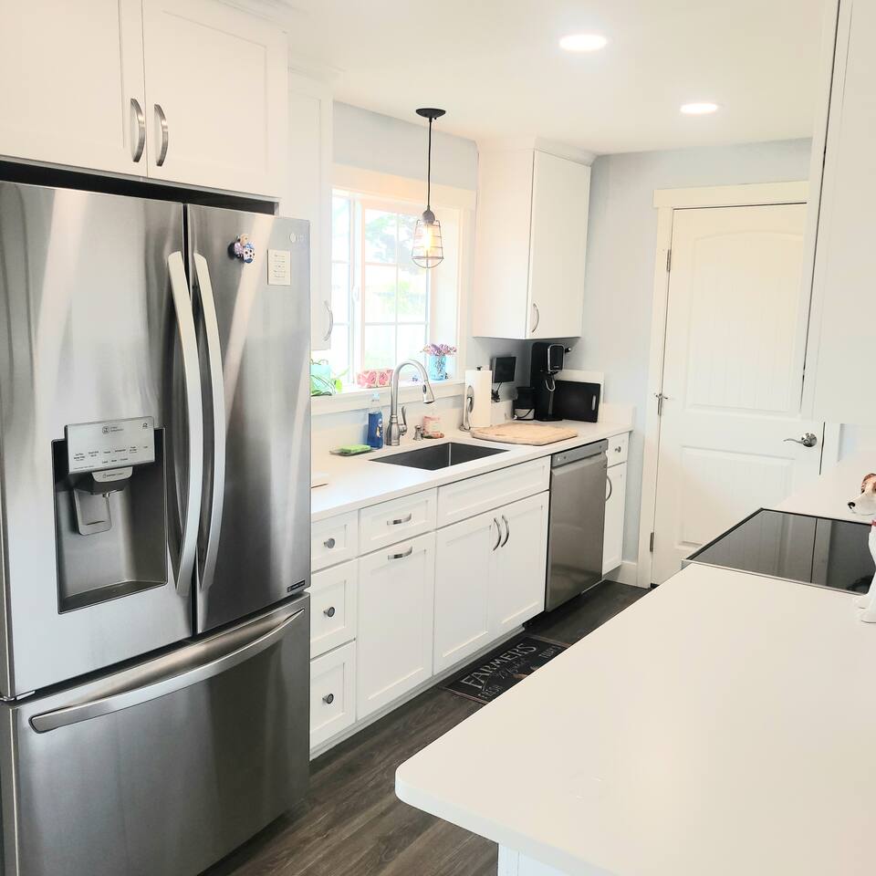 Family/work friendly~Walk to beach, huge yard!