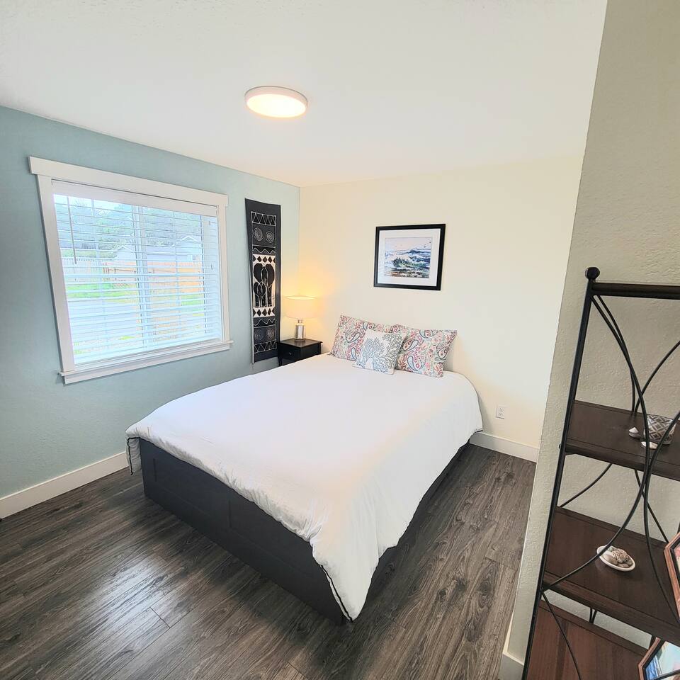 Family/work friendly~Walk to beach, huge yard!