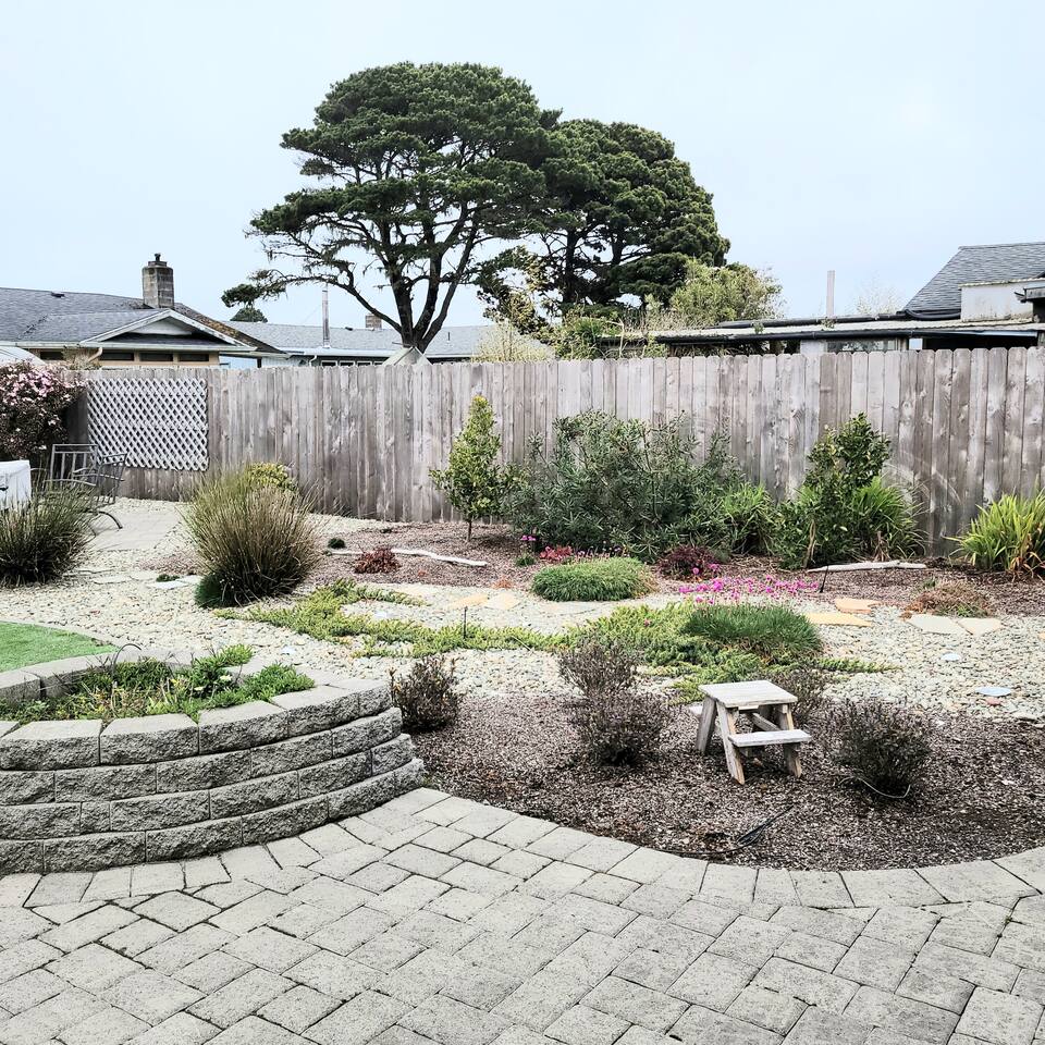Family/work friendly~Walk to beach, huge yard!