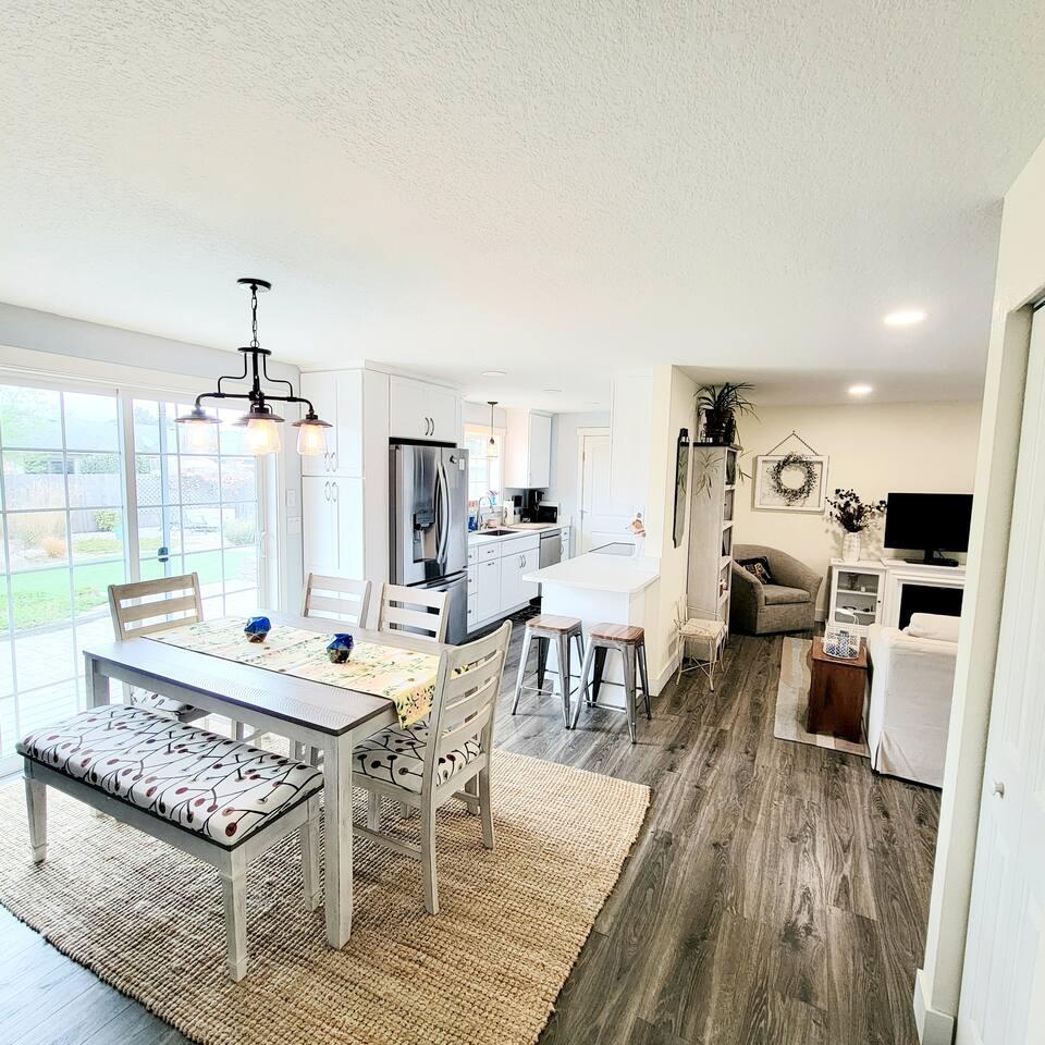 Family/work friendly~Walk to beach, huge yard!