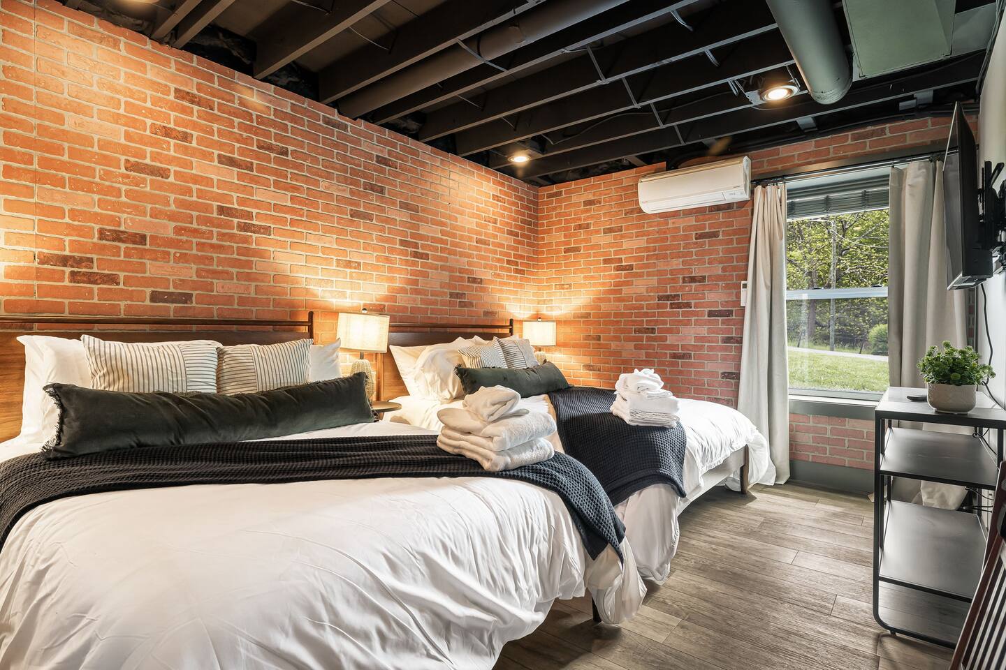 Sauna & Hot Tub Chalet with Game Room, 6BR
