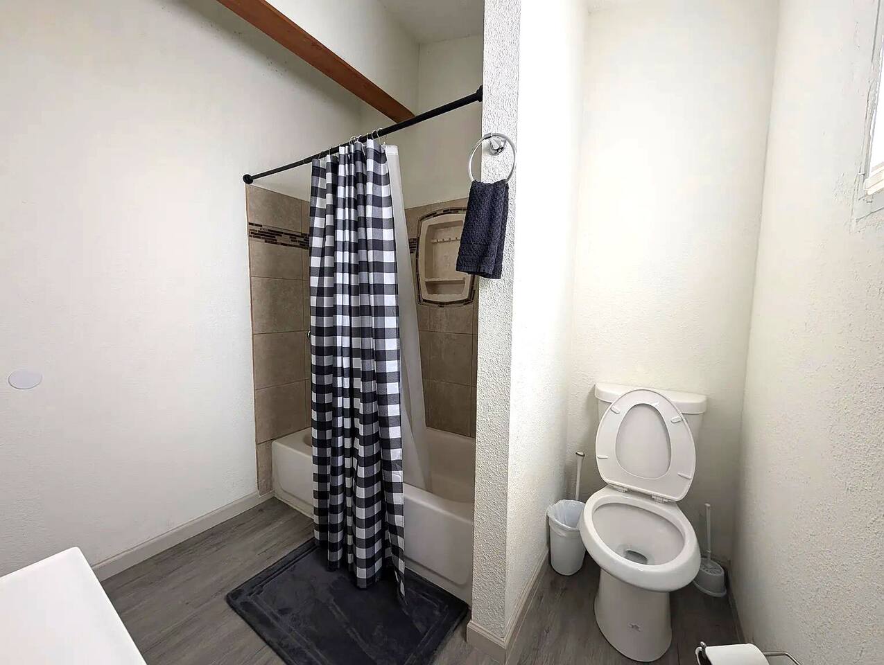 Chic Downtown Apart w/King Bed & In-Unit Laundry