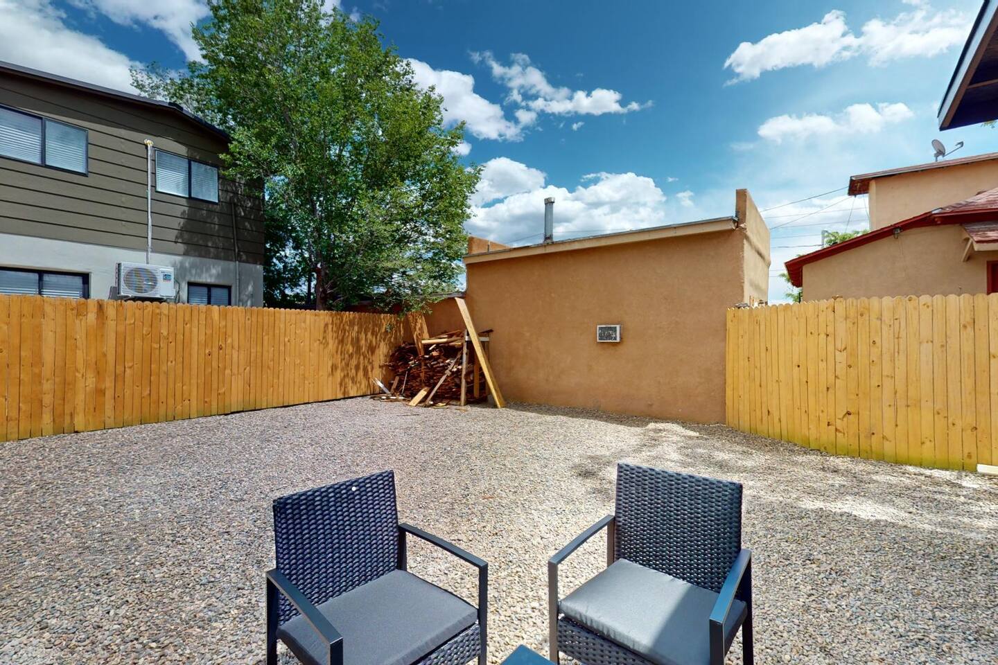 Chic Downtown Apart w/King Bed & In-Unit Laundry