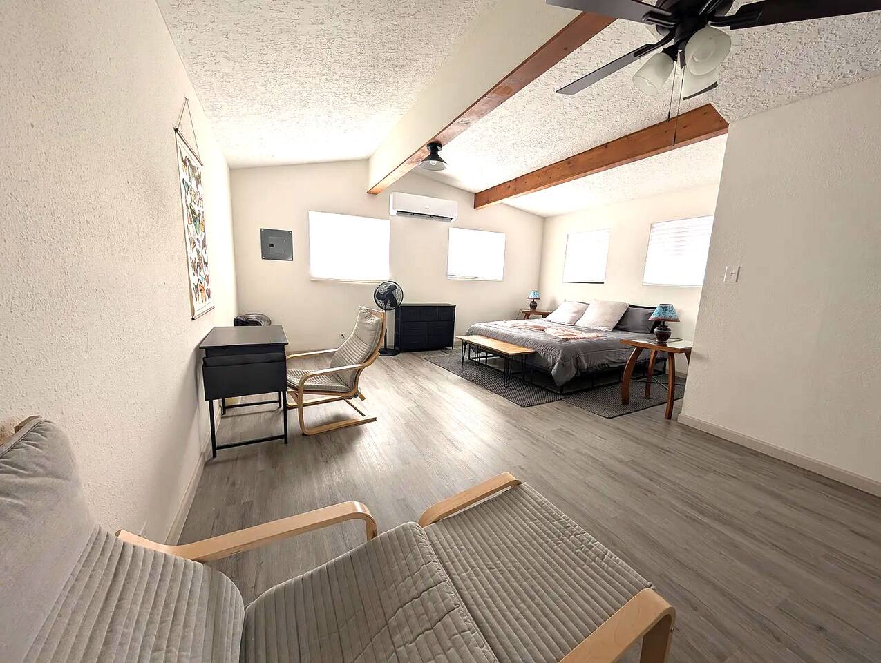 Chic Downtown Apart w/King Bed & In-Unit Laundry
