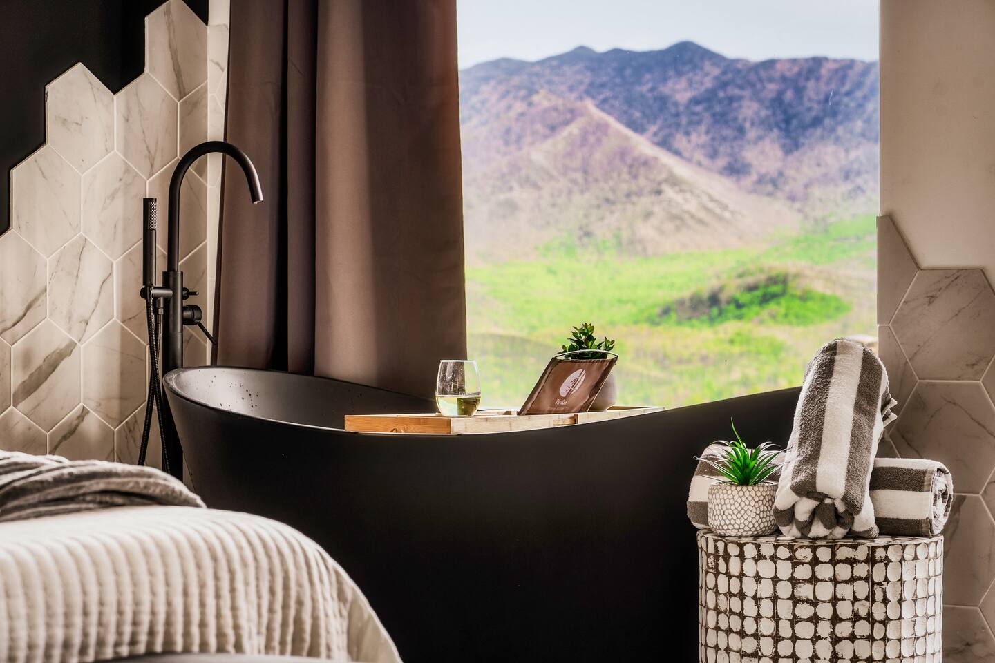 Unbeatable Views| Jacuzzi| Gameroom| Firepits