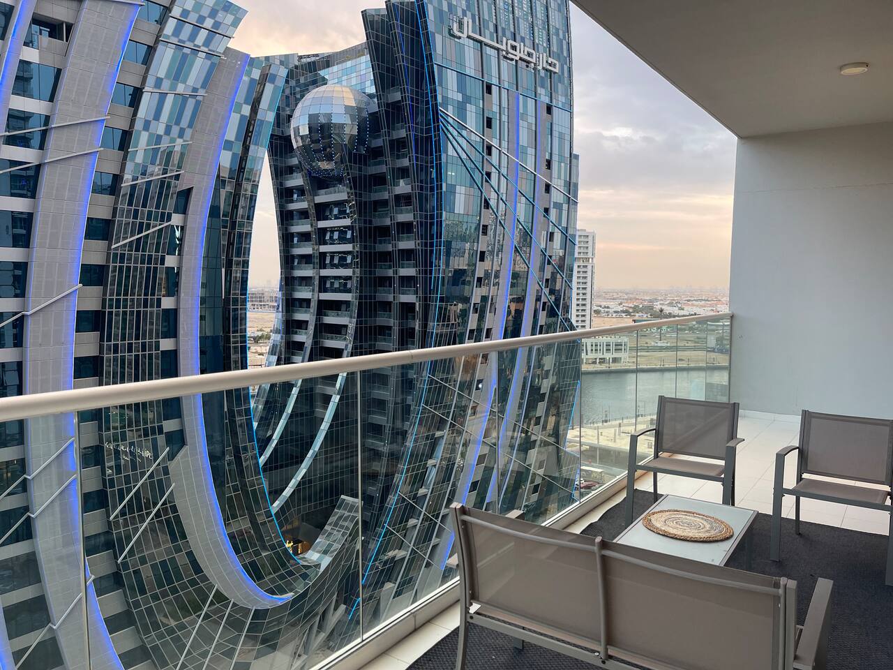 ASHRI HH, Apt in Downtown Dubai, Canal View — Dubai — vacation rental