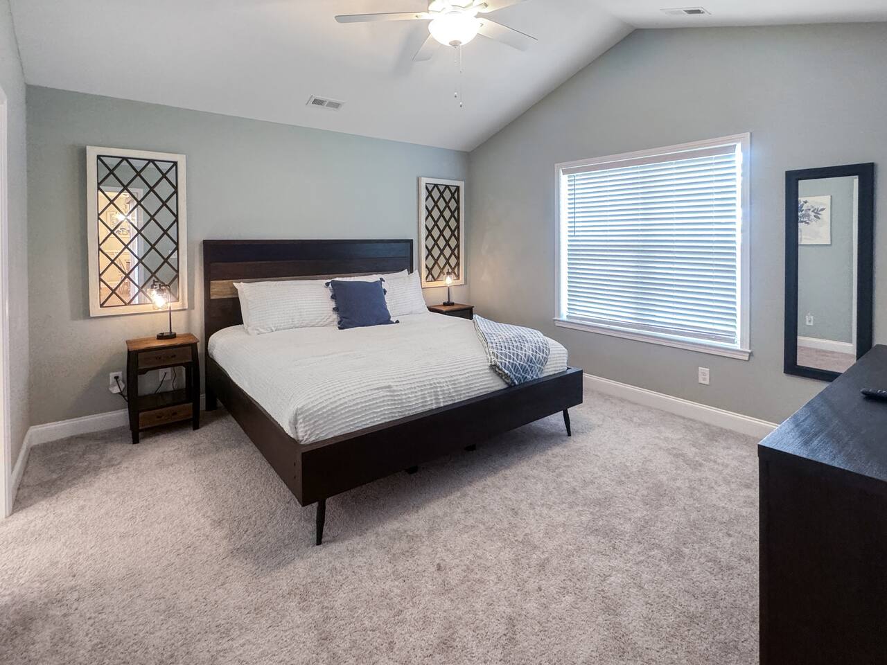 Shadow Lakes Retreat~Central location to Beaches, Golfing, Southport Ferry