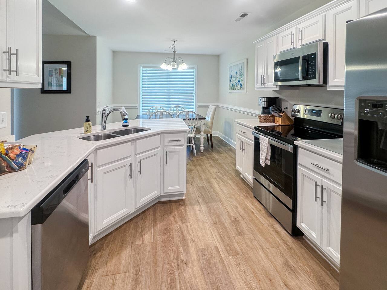 Shadow Lakes Retreat~Central location to Beaches, Golfing, Southport Ferry