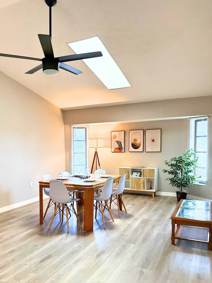 !HEATED POOL/LANAI-BBQ-CANAL WATERFRONT-NEAR BEACH/GOLF/PARK/TENNIS/RESTAURANTS!