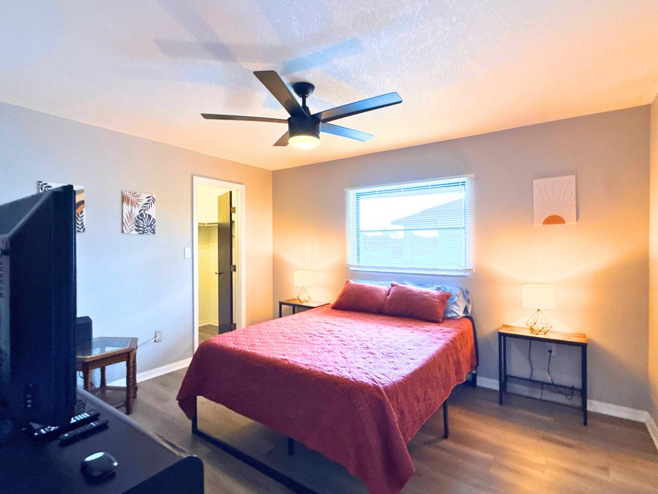 !HEATED POOL/LANAI-BBQ-CANAL WATERFRONT-NEAR BEACH/GOLF/PARK/TENNIS/RESTAURANTS!