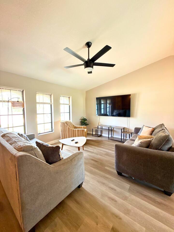 !HEATED POOL/LANAI-BBQ-CANAL WATERFRONT-NEAR BEACH/GOLF/PARK/TENNIS/RESTAURANTS!