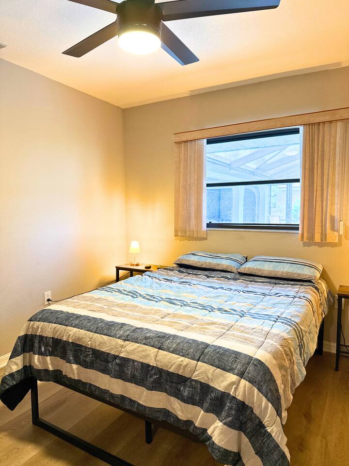 !HEATED POOL/LANAI-BBQ-CANAL WATERFRONT-NEAR BEACH/GOLF/PARK/TENNIS/RESTAURANTS!