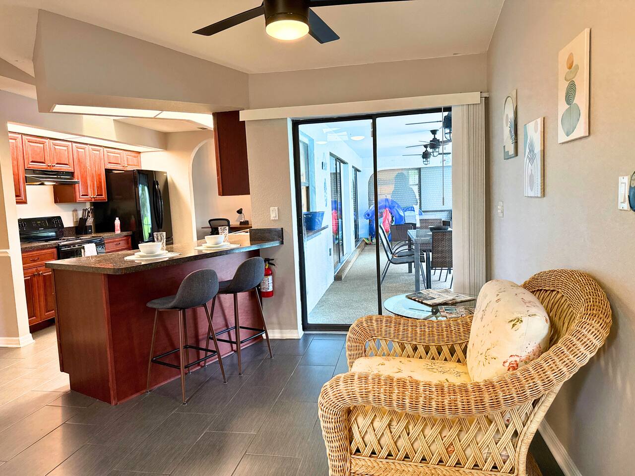 !HEATED POOL/LANAI-BBQ-CANAL WATERFRONT-NEAR BEACH/GOLF/PARK/TENNIS/RESTAURANTS!