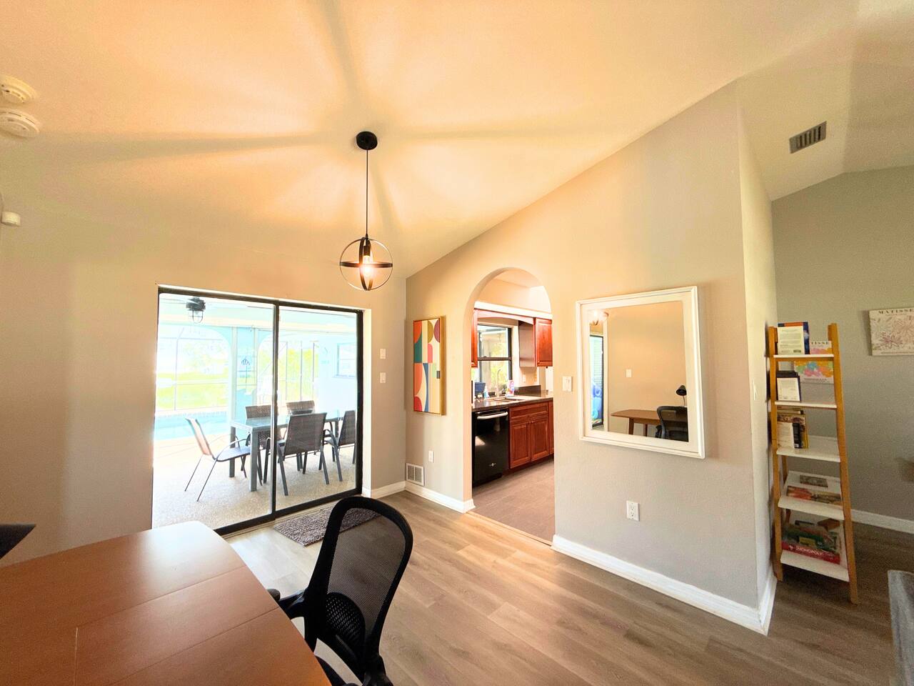 !HEATED POOL/LANAI-BBQ-CANAL WATERFRONT-NEAR BEACH/GOLF/PARK/TENNIS/RESTAURANTS!