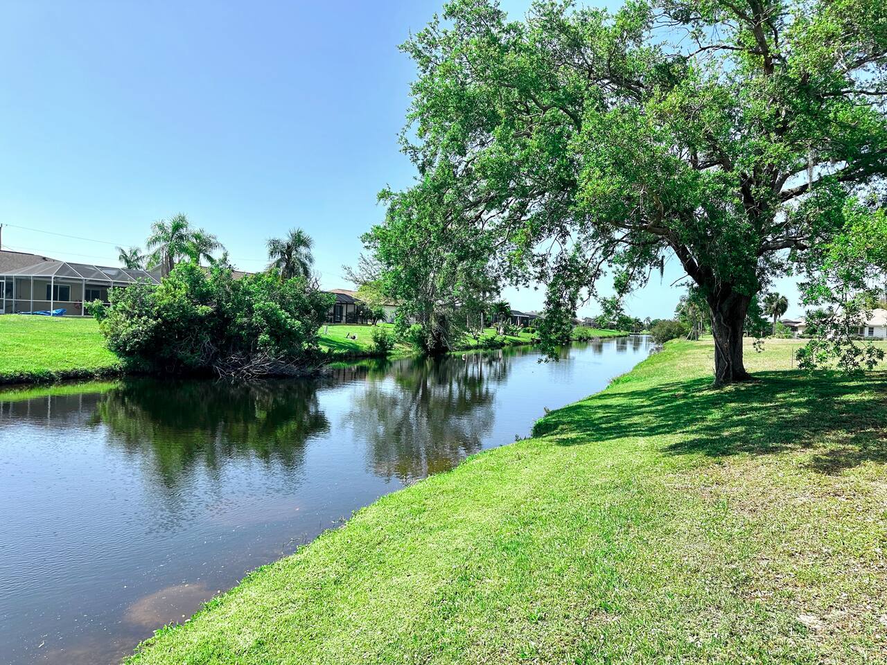 !HEATED POOL/LANAI-BBQ-CANAL WATERFRONT-NEAR BEACH/GOLF/PARK/TENNIS/RESTAURANTS!