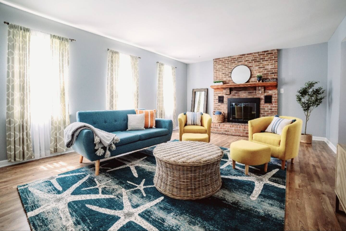 Family Retreat Crib Minutes to Beach & Town