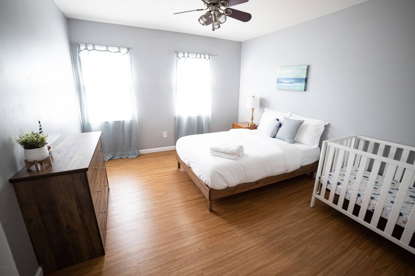 Family Retreat Crib Minutes to Beach & Town