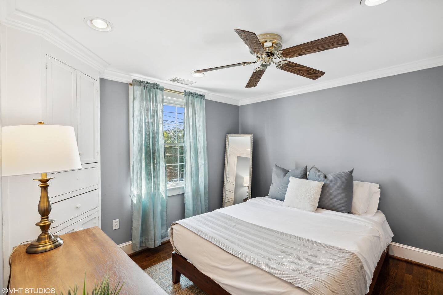 Del Rey 4BR home | King bed, Firepit - 10 min/DC