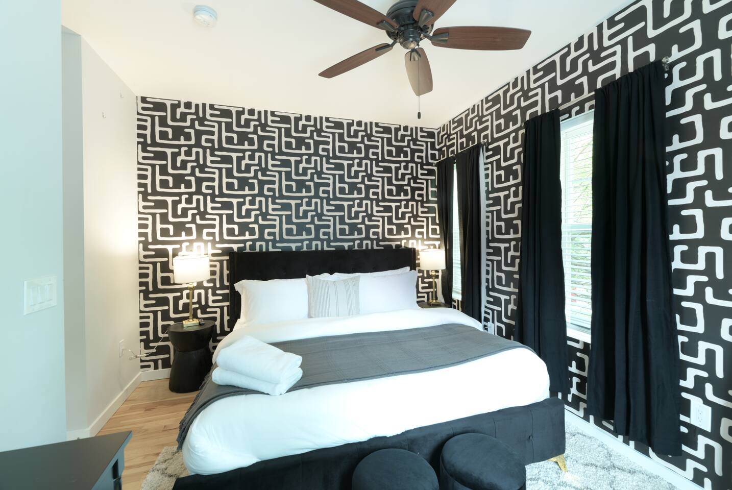 Upscale Old Town Retreat | Walk to King St Metro