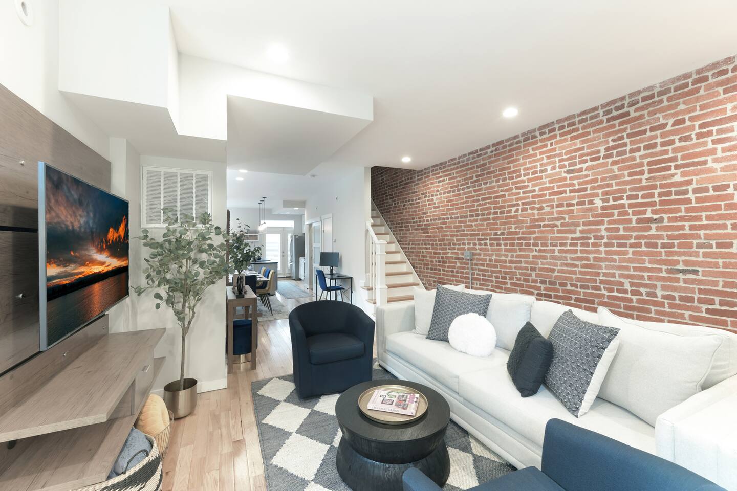 Upscale Old Town Retreat | Walk to King St Metro