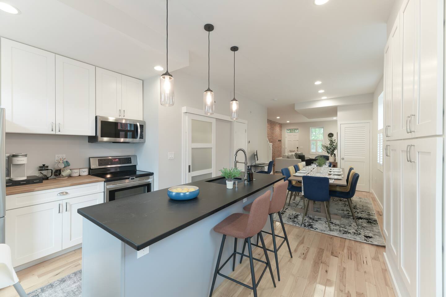 Upscale Old Town Retreat | Walk to King St Metro